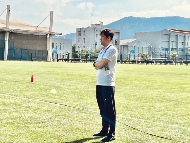 “他的伤势很严重，所以要一步一步来，但他正在和我们一起训练，他很积极，所以很快他就会回来。